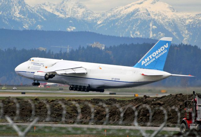 Antonov An-124 Ruslan (UR-82008)