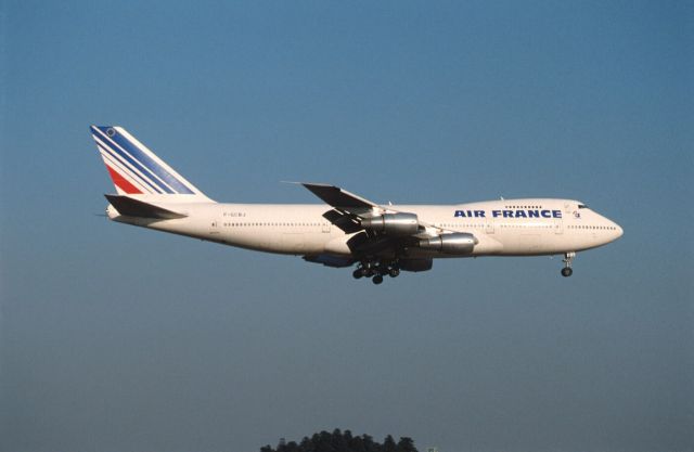 Boeing 747-200 (F-GCBJ) - Short Final at Narita Intl Airport Rwy16 on 1989/12/11
