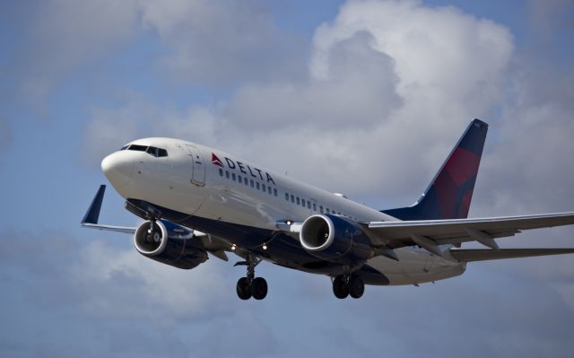 Boeing 737-700 (N303DQ)