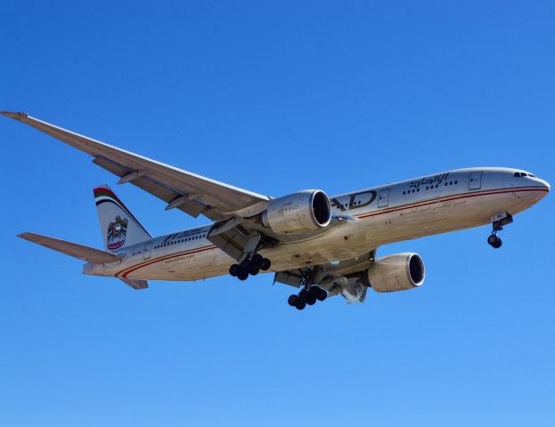 Boeing 777-200 (AG-LRE) - Etihad on the approach to 24R at LAX