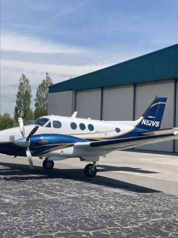 Beechcraft King Air 90 (N52VS) - Just pulled up 