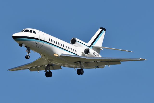 Dassault Falcon 900 (N824S) - 23-R 09-01-22 reminiscent of EAL colors.