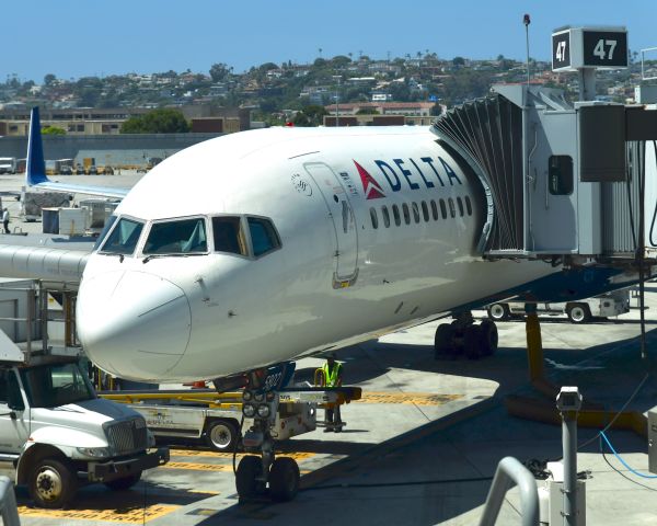 Boeing 757-200 (N582NW) - Delta Air Lines Boeing 757-300 N582NW in San Diego