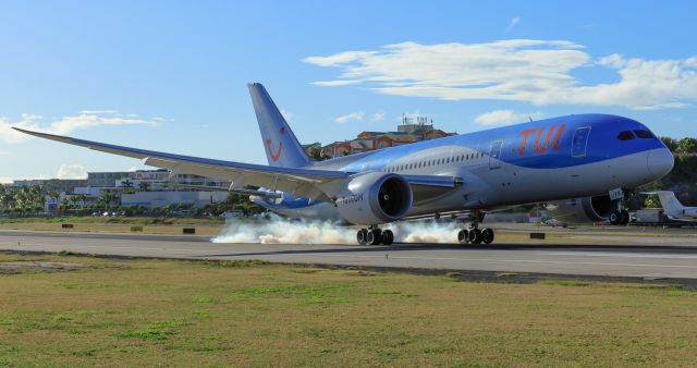 Boeing 787-8 (PH-TFK) - Arkefly landing at TNCM ST Maarten.