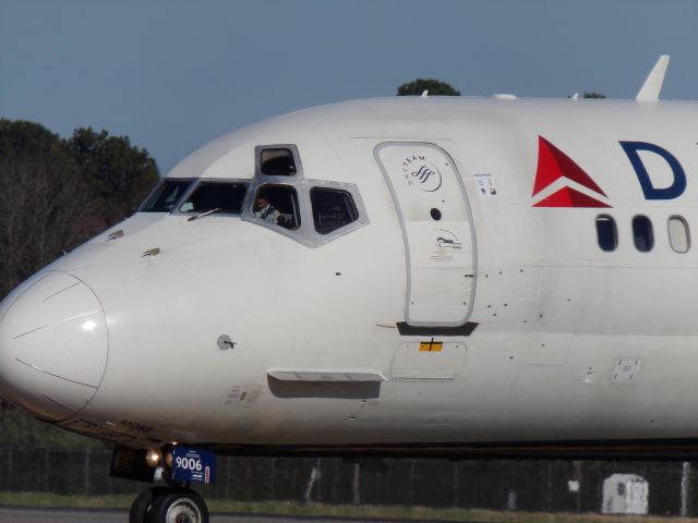 McDonnell Douglas MD-88 (N906DE)