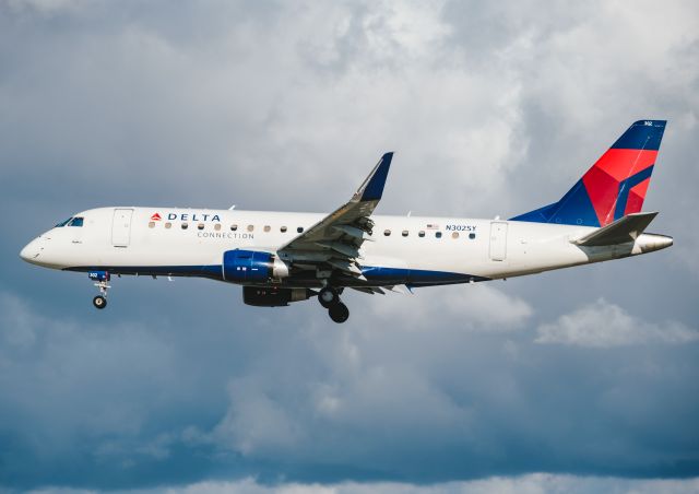 EMBRAER 175 (long wing) (N302SY)