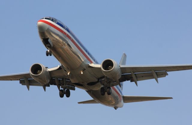 Boeing 737-800 (N923AN) - On final for runway 27R from Miami Intl as AAL1022