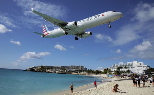 Airbus A321 (N933AM)