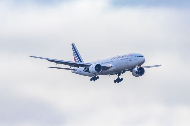 Boeing 777-200 (F-GSPN) - An Air France 777-200 landing at DFW on 11/25/22. Taken with a Canon 850D and Tamron 70-200 G2 lens.