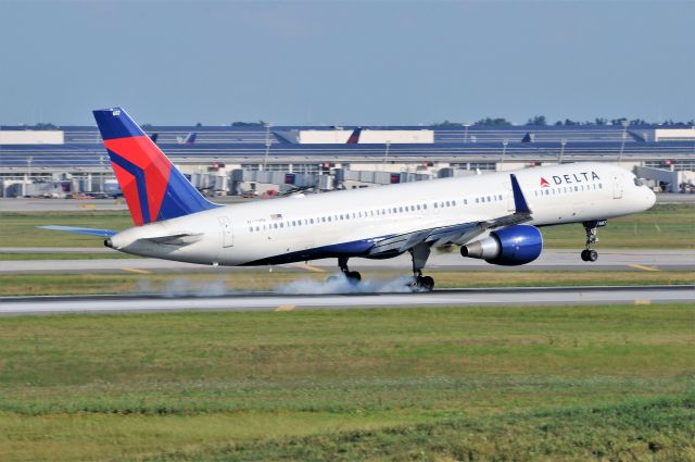 Boeing 757-200 (N687DN)