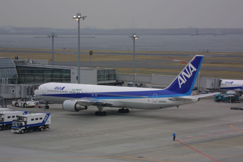 BOEING 767-300 (JA8324)