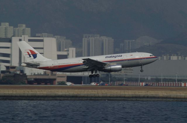 Airbus A300F4-200 (9M-MHB) - Landing at kai-Tak Intl Airport Rwy31 on 1991/12/15