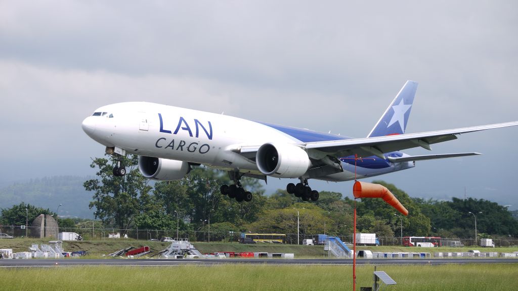Boeing 777-200 —