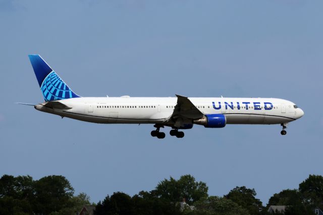 BOEING 767-400 (N68061)