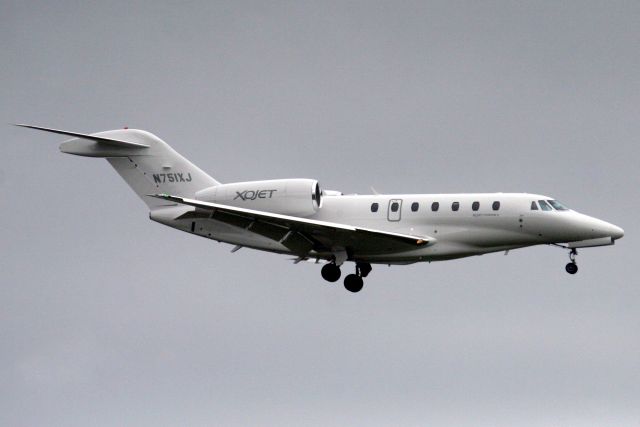 Cessna Citation X (N751XJ) - XOJet Citation X on short finals for 10L on 15-Mar-19 arriving from KHPN as XOJ751.