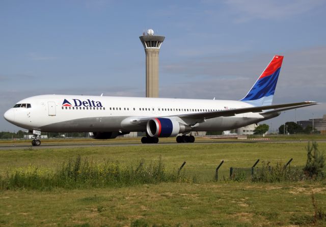 BOEING 767-300 —