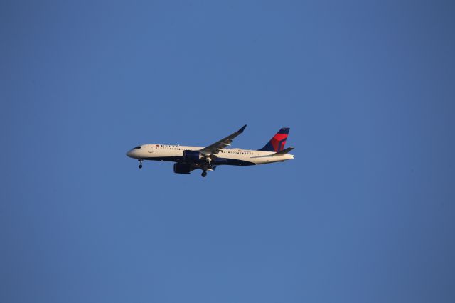 Airbus A220-300 (N312DU)