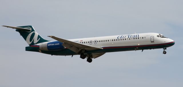 Boeing 717-200 (N929AT) - TRS300 on short final for 19R from KFLL (Ft. Lauderdale, FL)