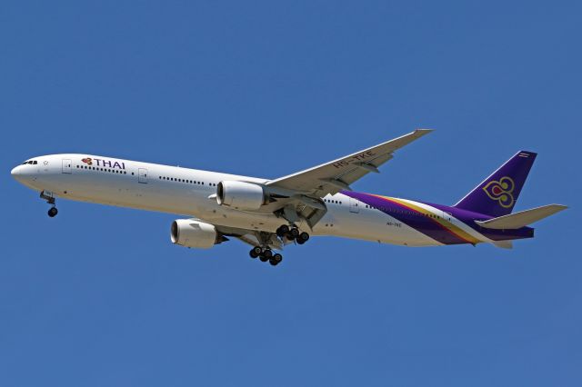 Boeing 777-200 (HS-TKE)
