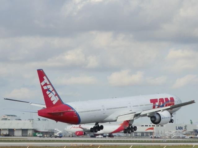BOEING 777-300 (PT-MUF)
