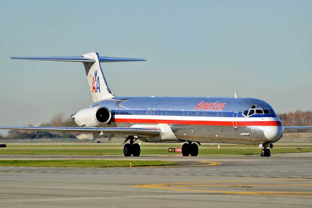 McDonnell Douglas MD-83 (N437AA)