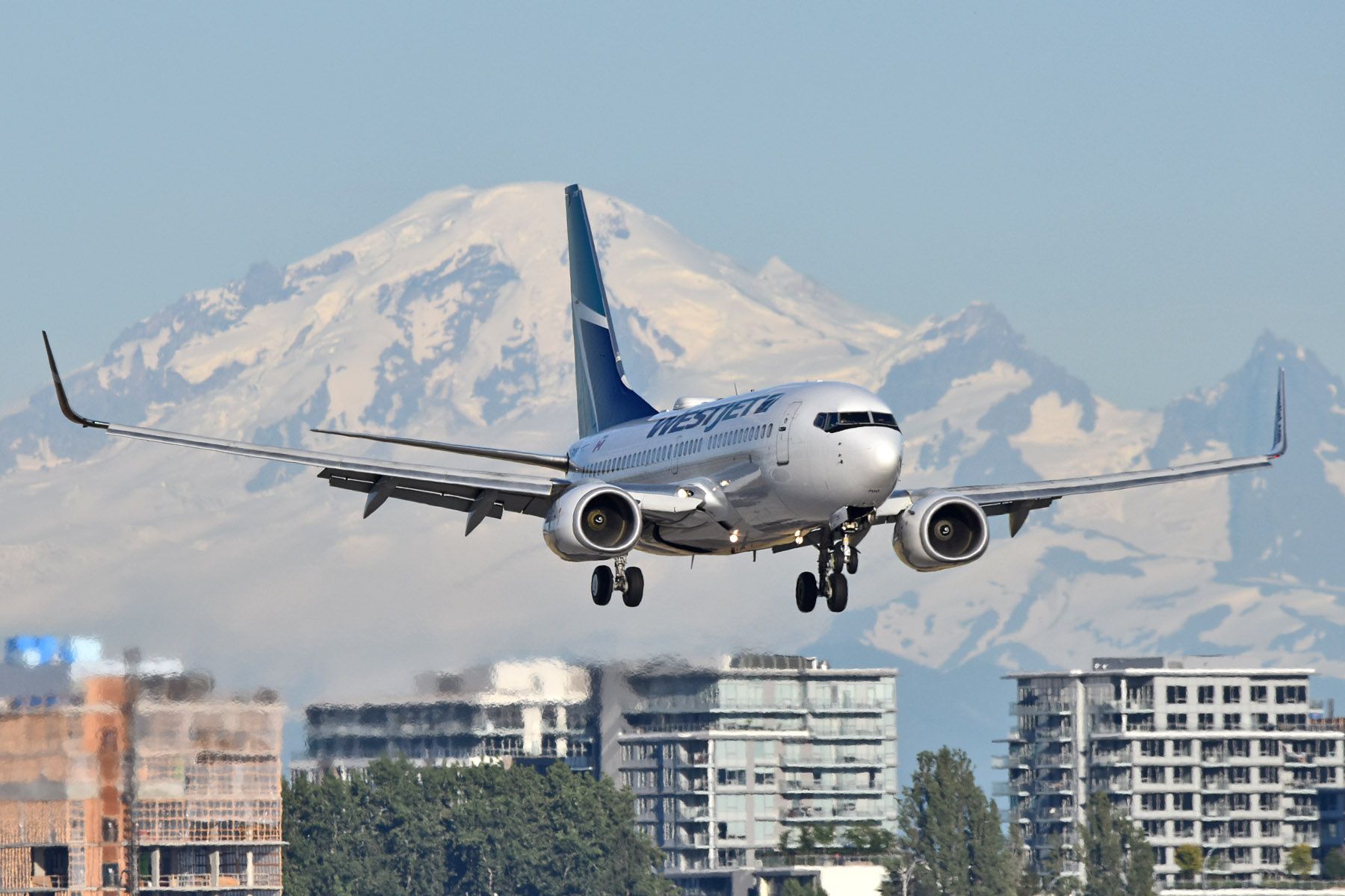 Boeing 737-700 (C-GWBJ)