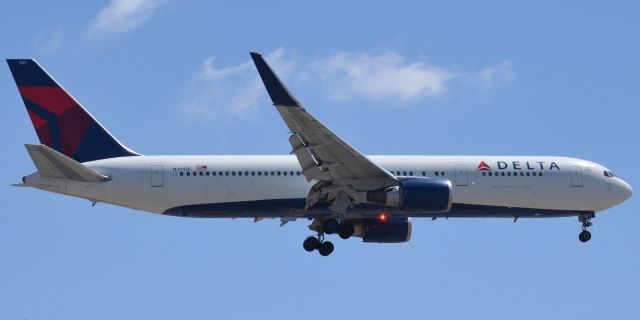 BOEING 767-300 (N394DL) - N394DL on short final to runway 24L