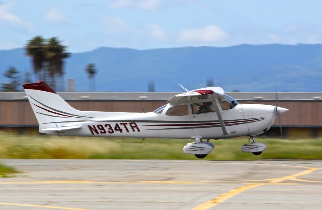 Cessna Skyhawk (N934TR) - Local Cessna 172 departing at Reid Hillview Airport.