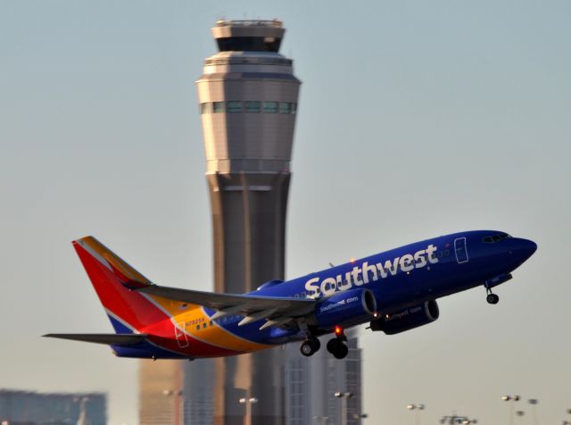 Boeing 737-700 (N7825A)