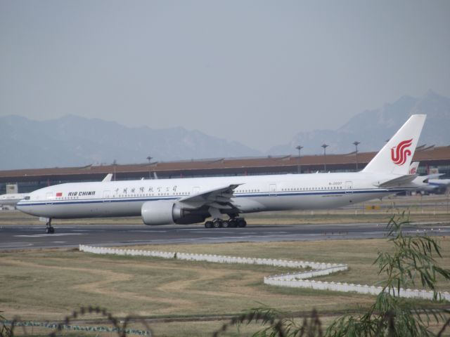 BOEING 777-300ER (B-2037)