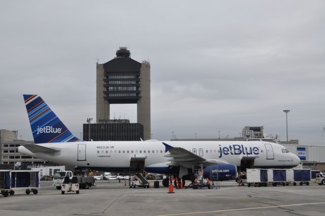 Airbus A320 (N623JB) - Everybody is watching