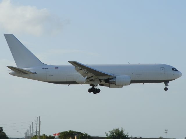 BOEING 767-200 (N739AX)