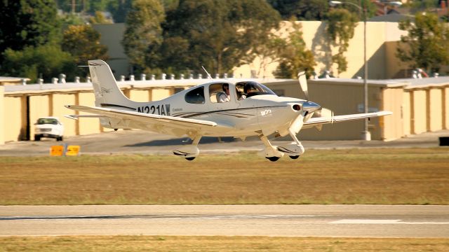 Cirrus SR-22 (N221AW) - Landing, TOA.