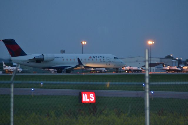 Canadair Regional Jet CRJ-200 (N492SW) - SKW4738 departing KFSD for KMSP - 6-7-2012