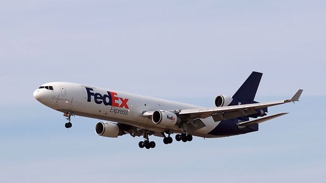 Boeing MD-11 (N586FE) - "Dylan" on final to 18R.