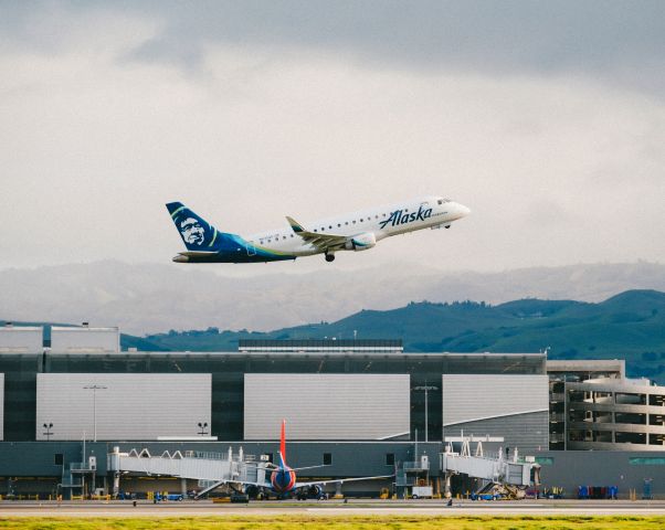 EMBRAER 175 (long wing) (N635QX)