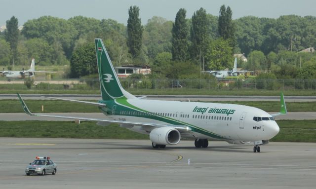 Boeing 737-800 (YI-ASW)