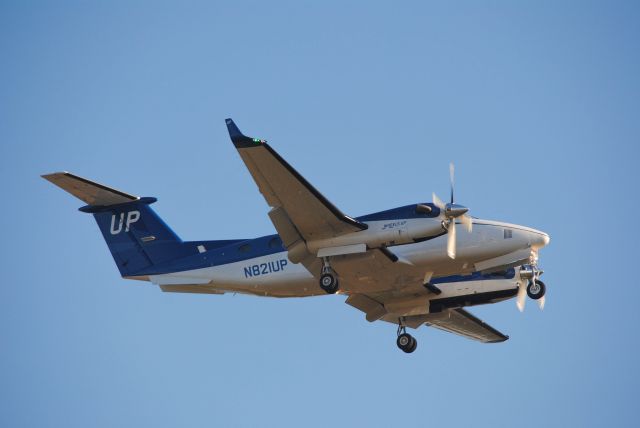 Beechcraft Super King Air 350 (N821UP) - 2/26/2016: Wheels Up Partners LLC 2014 Beech B300 (N821UP) on final for Runway 27 at KIAH. 