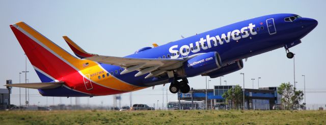 Boeing 737-700 (N567WN) - Departing from runway 25.