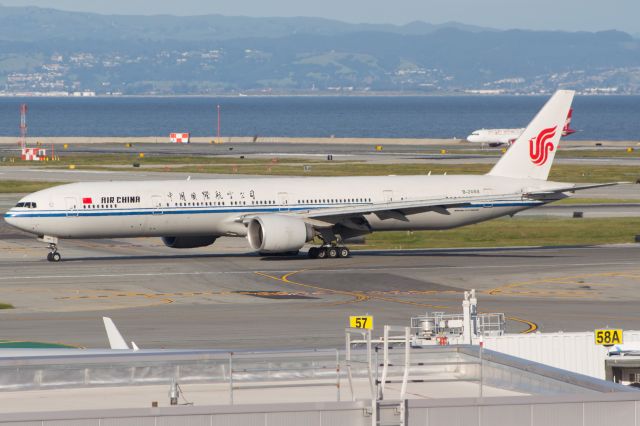 BOEING 777-300ER (B-2088)