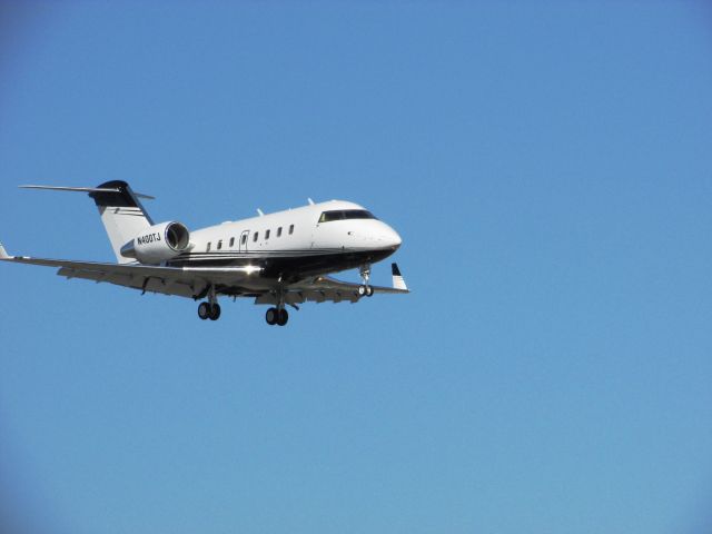 Canadair Challenger (N400TJ) - Landing RWY 20R