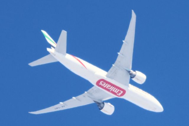 Boeing 777-200 (A6-EWC) - A6-EWC Boeing B-777 21HLR Emirates EK244 De Montréal YUL Vers Dubai DXB Altitude 4995 Mètres. Vitesse 725 KM/H Survolant la ville de Lavaltrie QC.  Le 23-03-2025 à10:41.