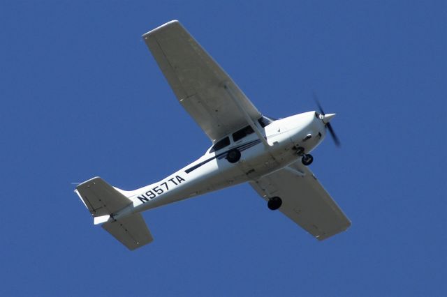 Cessna Skylane (N957TA) - Over Mercer Island, WA