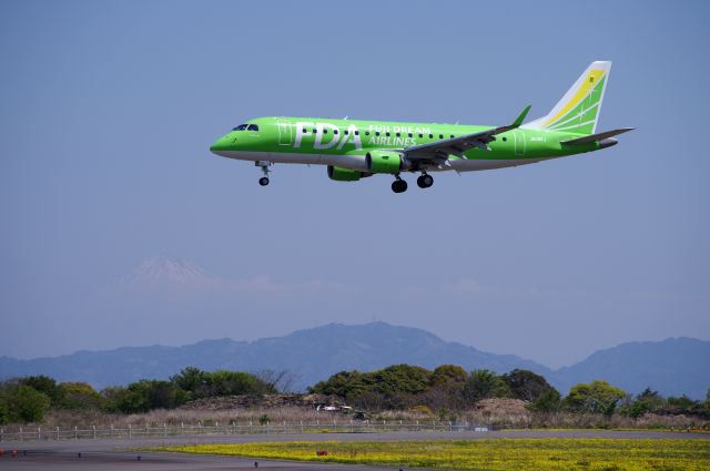 Embraer 170/175 (JA08FJ) - 富士山は春霞