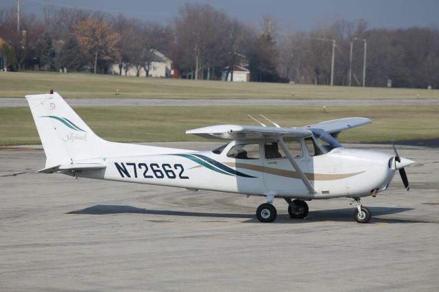 Cessna Skyhawk (N72662) - On the ramp at 1C5