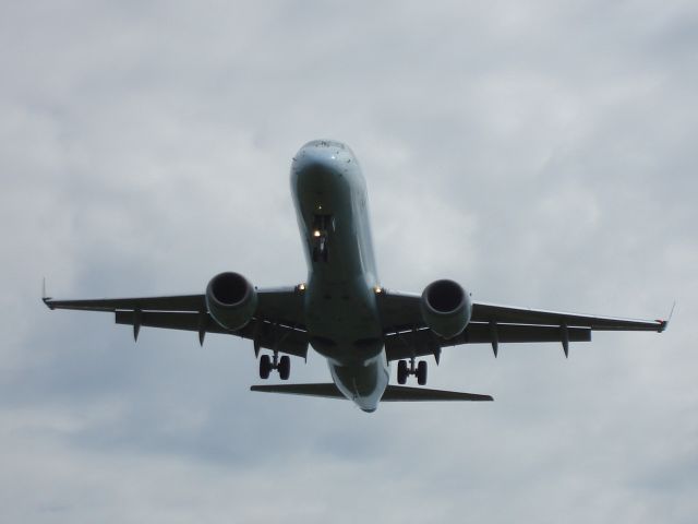 — — - Air Canada Embraer 190 about to land after flight to Fort McMurray, Alberta from Toronto Pearson International on July 8, 2008