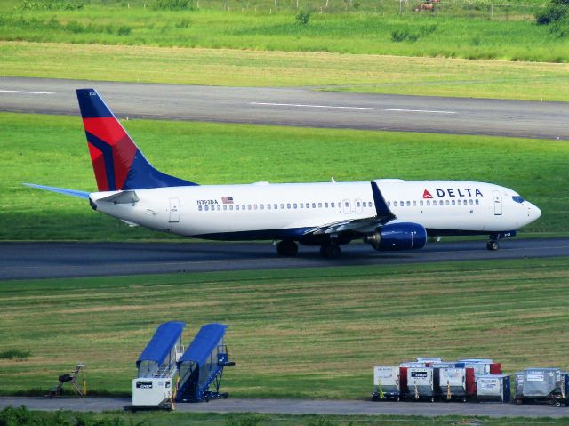 Boeing 737-800 (N393DA)