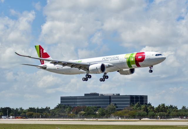 Airbus A330-300 (CS-TUB) - TAP NEO arrival into MIA