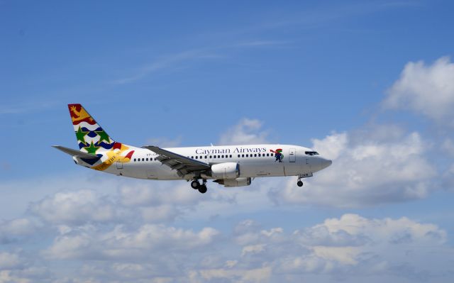 BOEING 737-300 (VP-CKW) - KMIA RWY09