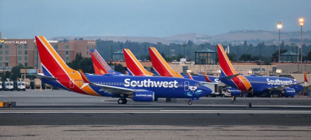 Boeing 737-700 (N961WN) - After finishing up its revenue day with a flight from Oakland, SWAs "Mako Shark" Shark Week nose art B737 (N961WN) made an RON stay at RNO and is clicked here early the next morning as it taxies away from the Southwest apron at 6:05 AM to begin a new day with a trip to San Diego.